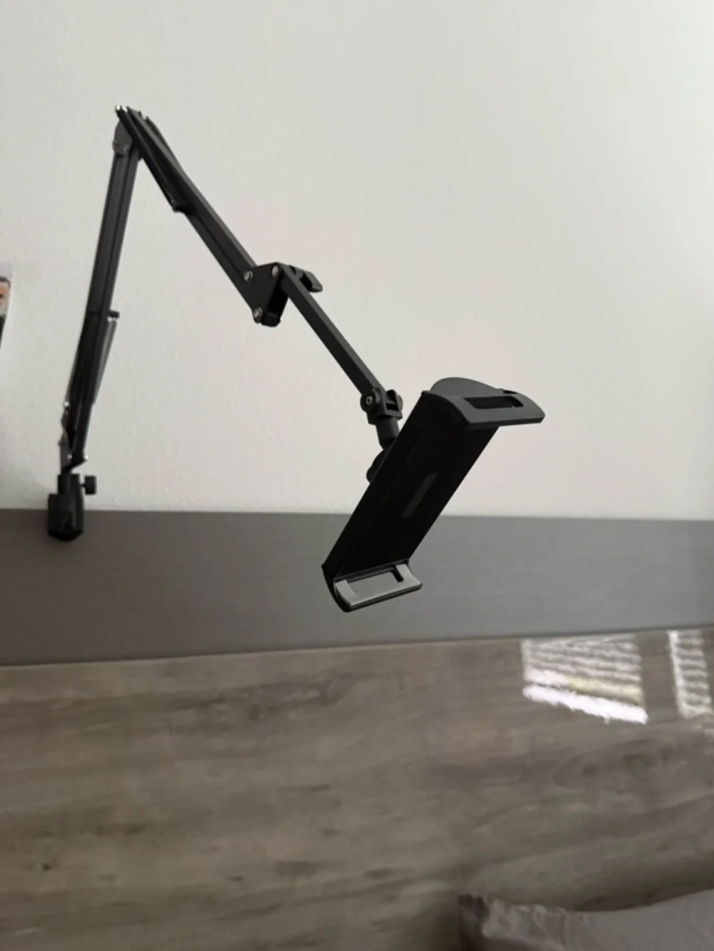 Adjustable Black Phone Holder Arm Mount for Cell Phones and ipad for bed or desk